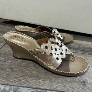 Clarks Artisan Size 9 M Leather Cut Out Thong Style Wedges Sandals Metallic Gold